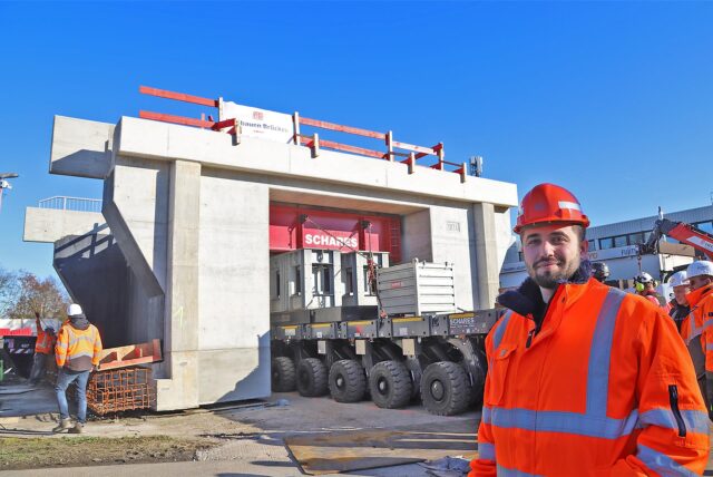 Projektleiter Mohamad Ahmad verfolgte an der Mühlenstraße mit, wie der 450 Tonnen schwere Brückenneubau an einem Stück von seinem Bauplatz in den geöffneten Bahndamm eingeschoben wurde.