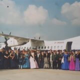 Schützenverein Ardey vor einem Flugzeug am Dortmunder Flughafen