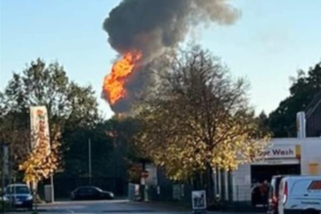 In Hamm steht ein Kühlturm in Flammen.