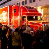 Menschen stehen vor dem Coca-Cola Weihnachtstruck.
