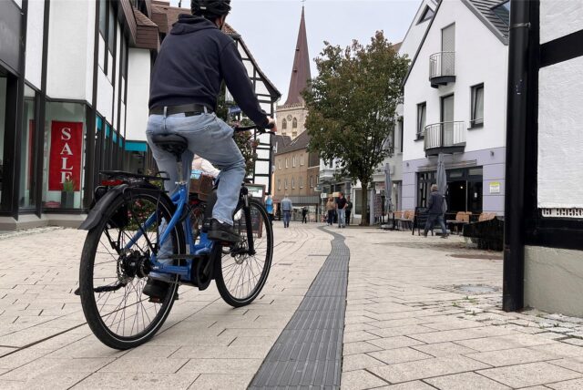 Ein Radfahrer fährt über die Hertingerstraße in die Unnaer Innenstadt