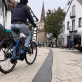 Ein Radfahrer fährt über die Hertingerstraße in die Unnaer Innenstadt