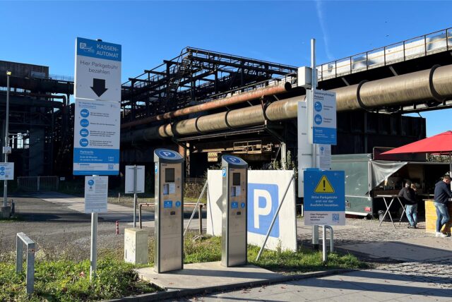 Parkscheinautomaten vor dem alten Hochofen auf Phoenix-West in Dortmund.