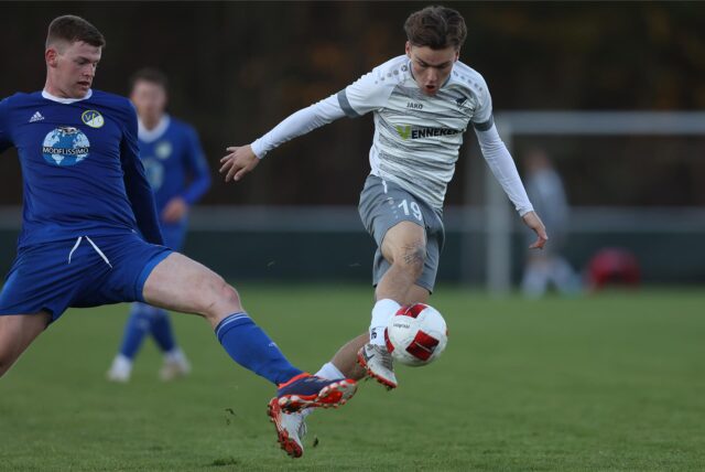 Jamie Borm vom FC Nordkirchen entwischt seinem Gegenspieler.