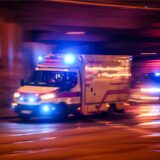 Ein Krankenwagen rückte am Samstag zur Eissporthalle Bergkamen an. Ein Mann starb wenig später auf der Tribüne.