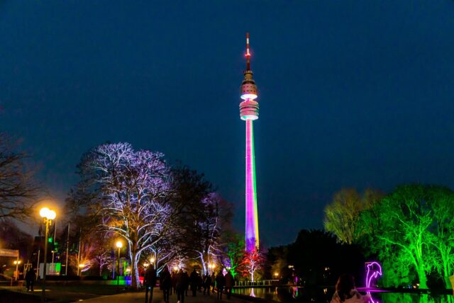 Blick auf den beleuchteten Florianturm beim Lichterfest im Westfalenpark in Dortmund.