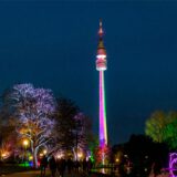 Blick auf den beleuchteten Florianturm beim Lichterfest im Westfalenpark in Dortmund.