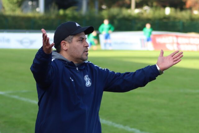 HSC-Trainer Kurtulus Öztürk kann die Rote Karte gegen seinen Abwehrmann Damjan Ilic nicht ganz nachvollziehen.