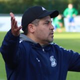 HSC-Trainer Kurtulus Öztürk kann die Rote Karte gegen seinen Abwehrmann Damjan Ilic nicht ganz nachvollziehen.