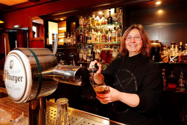 Sandra Herstell in Kamens Traditionslokals an der Bahnhofstraße, das nun „Kümpers bei Sandra“ heißt.