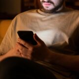 Der Inhaber eines Reifenhandels in der Dortmunder Nordstadt verfolgte auf seinem Handy live mit, wie zwei Männer in Autos auf seinem Gelände einbrachen. (Symbolbild)