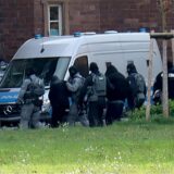 Polizisten bringen die bei der Razzia gegen mutmaßliche Rechtsextreme Festgenommenen zum Ermittlungsrichter am Bundesgerichtshof,