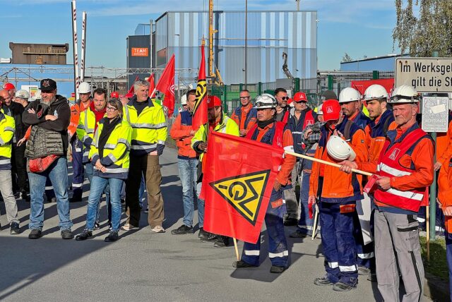 Warnstreik der IG Metall am Dienstag (5.11.) in Unna: Mitarbeiter der VDM Metals GmbH an der Formerstraße haben die Arbeit niedergelegt.