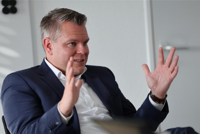 Kreiskämmerer Mike-Sebastian Janke  bei der Vorstellung des Haushaltsentwurfs 2025/2026 des Kreises Unna.