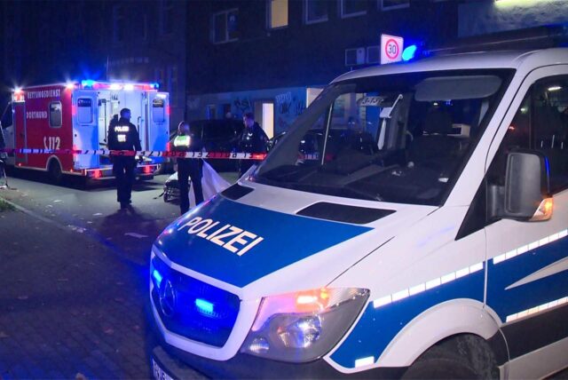 Der Einsatz am Montagabend an der Rheinischen Straße Ecke Siegfriedstraße in Dortmund.