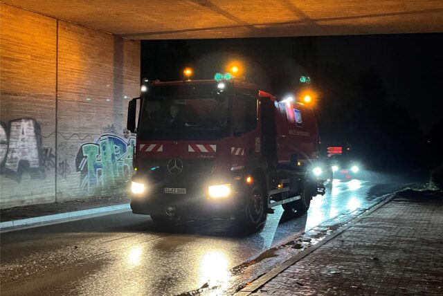 Der Oelpfad und die Chaussee sind oft verdreckt, weil Kipplaster einer Bodendeponie zum B1-Ausbau die Straßen verschmutzen.