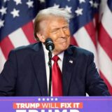 Donald Trump steht vor einem Rednerpult.
