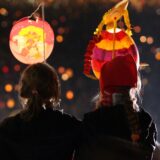 Zur Martinsfeier werden sich auch in Fröndenberg wieder Eltern mit ihren Kindern versammeln. Die bunten Laternen warten auf ihren Einsatz.