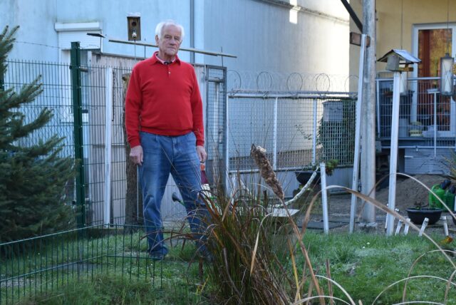 Horst Stachorra in seinem Garten vor der Zaunanlage.