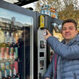 Falk Rzepka zeigt auf den Altersnachweis am Snackautomaten