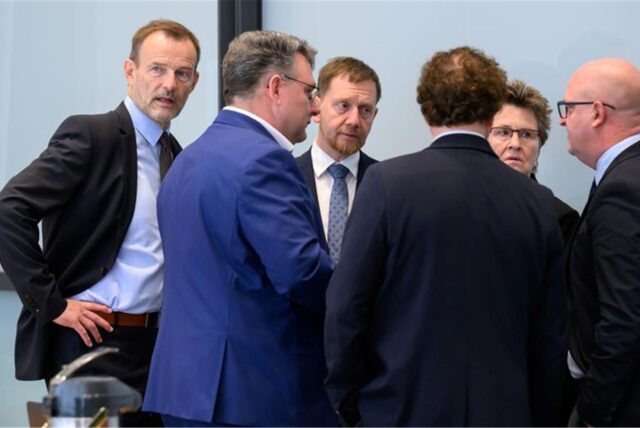 Jörg Scheibe (l-r), Co-Vorsitzender des BSW in Sachsen, Christian Hartmann (CDU), Fraktionsvorsitzender im Sächsischen Landtag, Michael Kretschmer (CDU), Ministerpräsident von Sachsen, Medienwissenschaftler Marcel Machill (BSW), Sabine Zimmermann, Co-Vorsitzende des BSW Sachsen, und Henning Homann, Co-Vorsitzender der SPD in Sachsen, stehen vor Beginn der Sondierungsgespräche zwischen CDU, BSW und SPD zur Bildung einer Landesregierung in Sachsen im Landtag in einem Besprechungsraum.