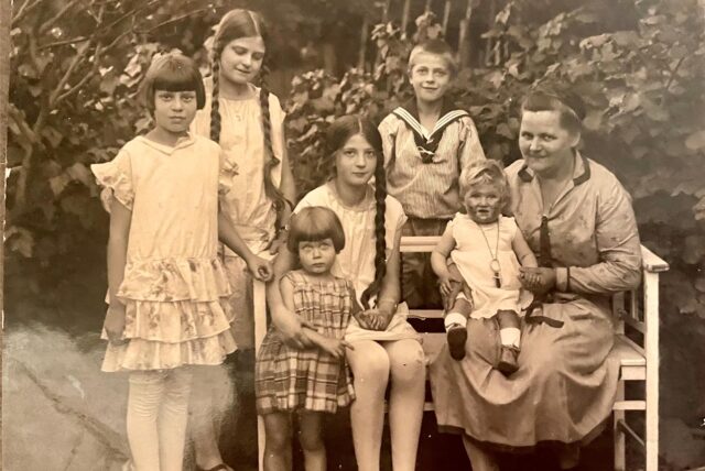 Käthe Kaufhold mit sechs ihrer sieben Kinder. Sie begründete die Tradition der Martinsumzüge in Dortmund.