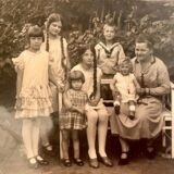 Käthe Kaufhold mit sechs ihrer sieben Kinder. Sie begründete die Tradition der Martinsumzüge in Dortmund.