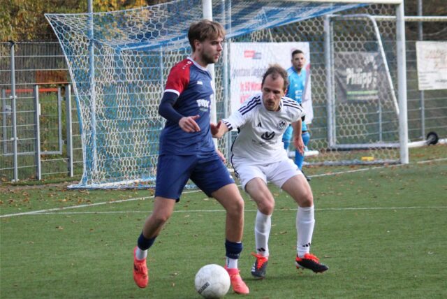 Luca Umbach führt den Ball, Daniel Diesner attackiert.