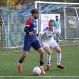 Luca Umbach führt den Ball, Daniel Diesner attackiert.