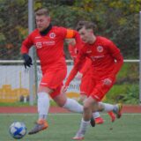 Leon Prause (l.) vom TuS Holzen-Sommerberg läuft zum Konter.