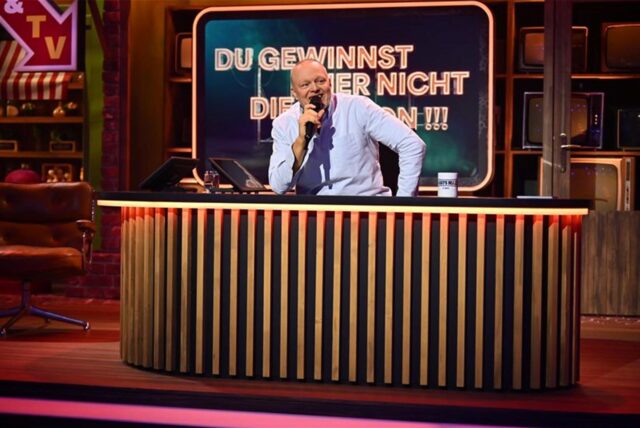 Stefan Raab feiert mit der brandneuen Quiz- und Competition-Show #DGHNDMBSR «Du gewinnst hier nicht die Million bei Stefan Raab» sein TV-Comeback auf RTL+.