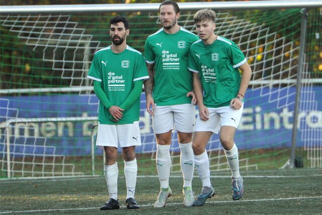Eine Mauer von u.a. Spielertrainer Gianluca Zocco und Spielern von der SG Eintracht Ergste.