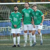 Eine Mauer von u.a. Spielertrainer Gianluca Zocco und Spielern von der SG Eintracht Ergste.