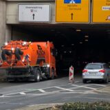 Ein signalrotes Reinigungsfahrzeug fährt in den Ringtunnel in Unna