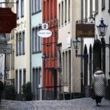 Eine Frau geht mit Hund durch die Gasse der Altstadt.