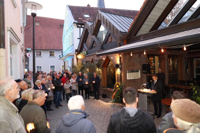 Viele Werner gedenken am 9. November am ehemaligen Standort der Synagoge der Ereignisse in der Pogromnacht.