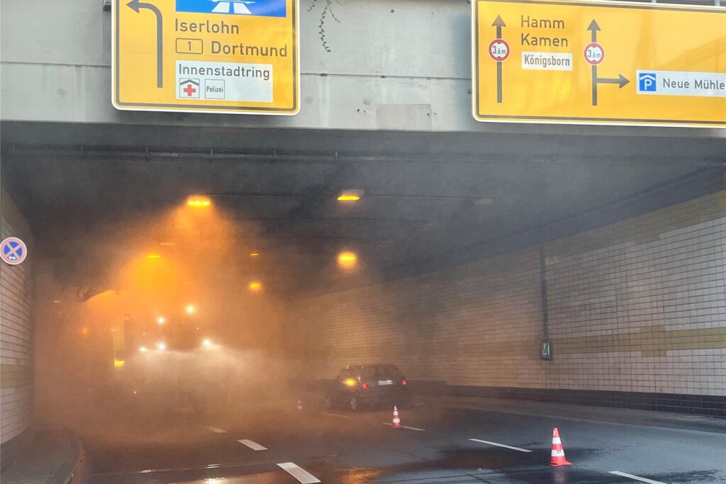 Eine Reinigungsmaschine fährt in Unna durch den Ringtunnel. Eine Reinigungsmaschine fährt in Unna durch den Ringtunnel.