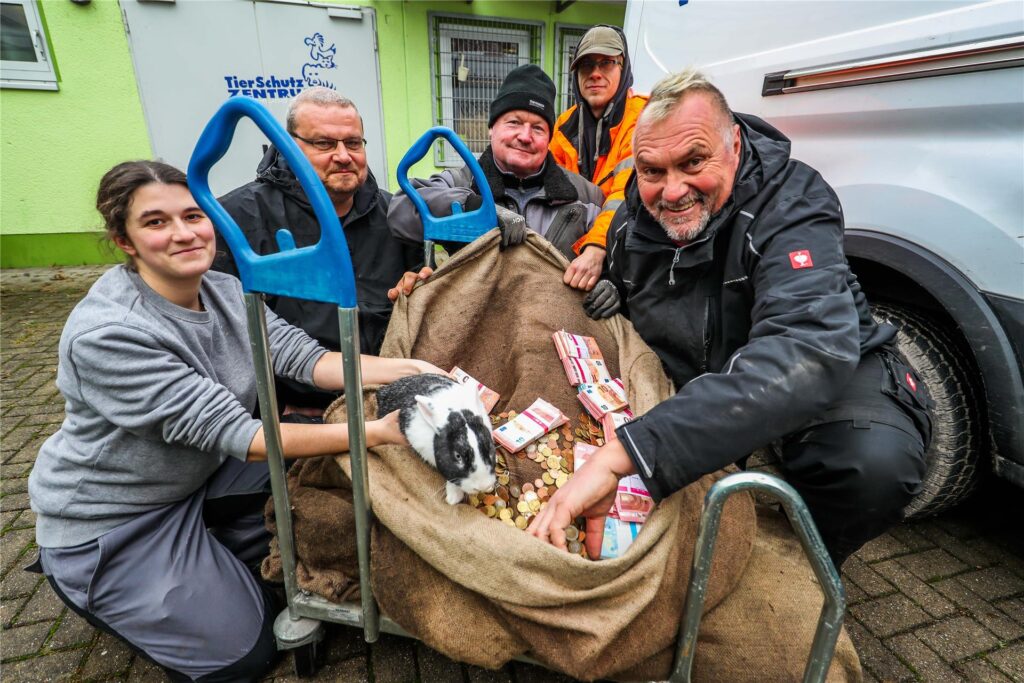 Gisbert Hiller (ganz rechts) war schon immer ein eher extrovertierter Mensch. Hier hat er 2019 für das Tierheim auf dem Weihnachtsmarkt Spenden gesammelt. Er ist der Erfinder vom Phantastischen Lichterweihnachtsmarkt (PLWM) und vom Mittelalterlich Phantasie Spectaculum (MPS). Gisbert Hiller (ganz rechts) war schon immer ein eher extrovertierter Mensch. Hier hat er 2019 für das Tierheim auf dem Weihnachtsmarkt Spenden gesammelt. Er ist der Erfinder vom Phantastischen Lichterweihnachtsmarkt (PLWM) und vom Mittelalterlich Phantasie Spectaculum (MPS).