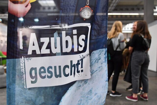 «Azubis gesucht» steht auf einem Banner bei einer Berufsorientierungsmesse