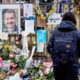 Mannheim: Eine Frau steht am Maktplatz an der Trauerstelle für den getöteten Polizisten.