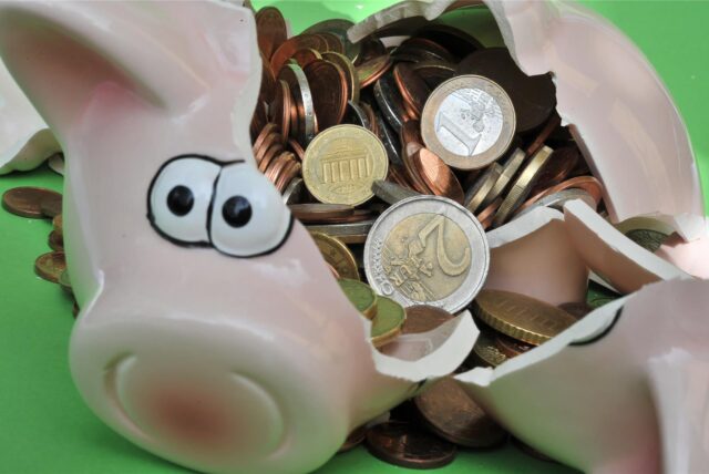 Ein Sparschwein ist geschlachtet worden (Symbolbild für verschuldete Städte und Gemeinden im Kreis Unna).