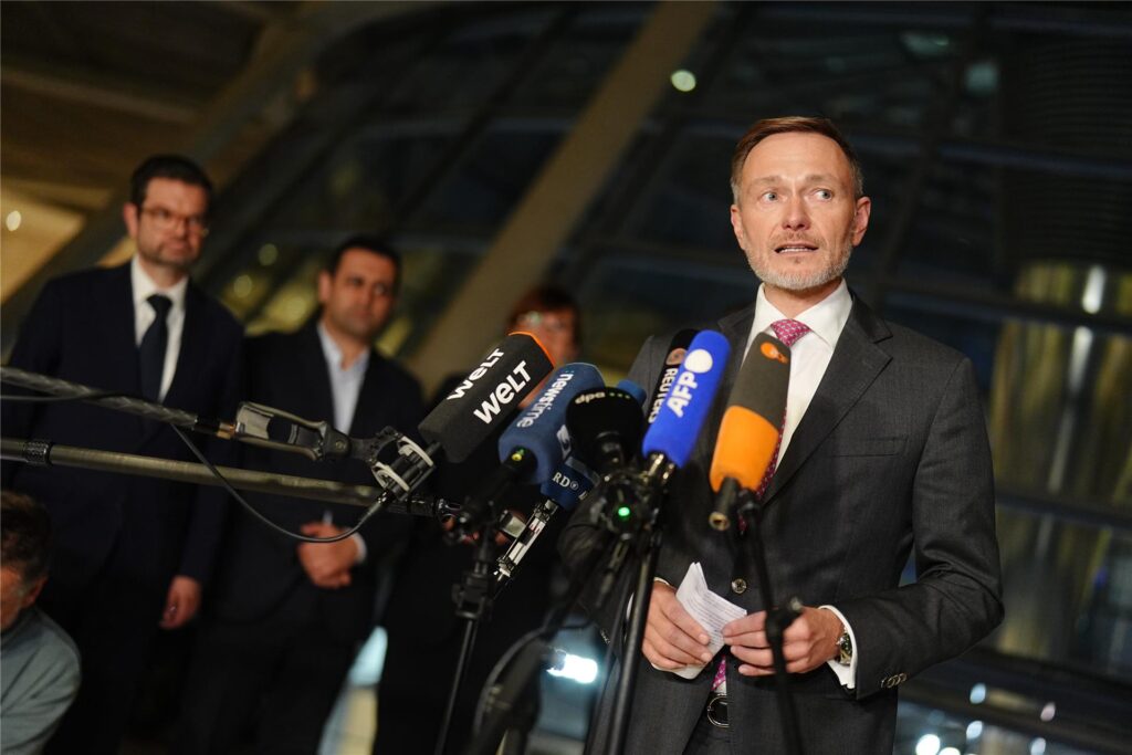 Christian Lindner (FDP), amtierender Bundesminister der Finanzen und FDP-Parteivorsitzender, gibt nach seiner Entlassung durch den Bundeskanzler ein Pressestatement.