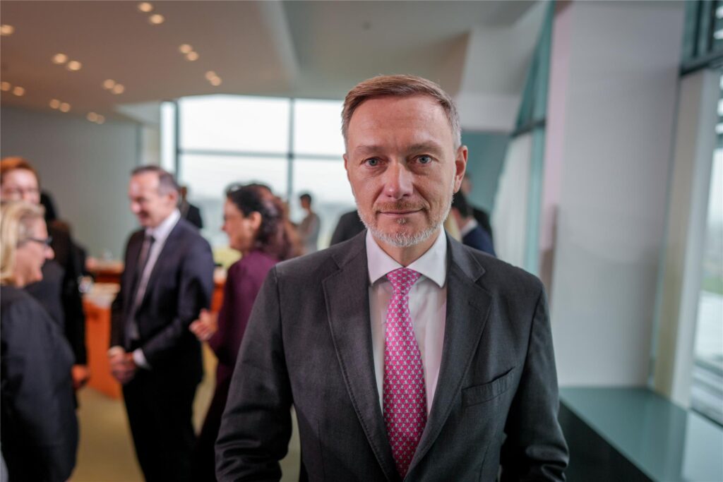 Christian Lindner (FDP), Bundesminister der Finanzen, nimmt an der Sitzung des Bundeskabinetts teil.