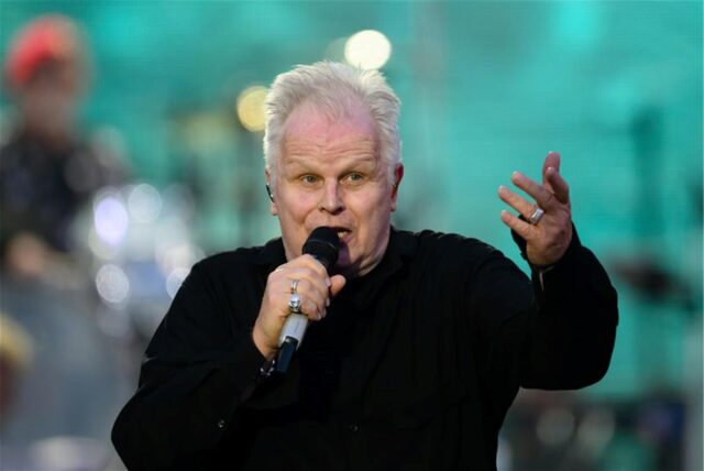Musikstar Herbert Grönemeyer steht auf der Bühne.