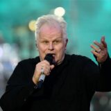 Musikstar Herbert Grönemeyer steht auf der Bühne.