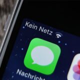 Auf einem Smartphone steht neben dem Symbol für WLAN „Kein Netz“