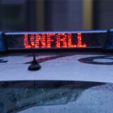 Polizeiwagen mit Leuchtschrift „Unfall“
