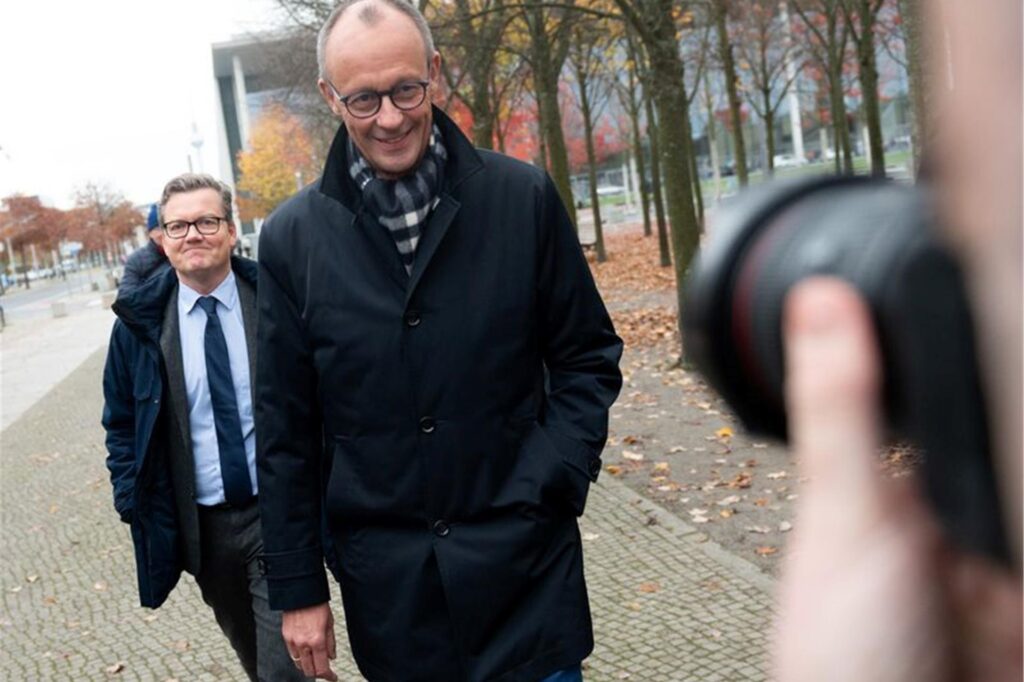 Friedrich Merz, CDU-Bundesvorsitzender und CDU/CSU-Fraktionsvorsitzender im Bundestag, kommt zu einem Treffen mit Bundeskanzler Scholz (SPD) ins Kanzleramt. 