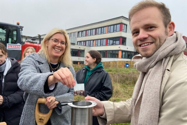 Spatenstich für den Erweiterungsbau der Gesamtschule Gänsewinkel in Schwerte: Schulleiterin Eva Graß-Marx und ihr Stellvertreter Andreas von Maier stecken ein Bild vom offiziellen Spatenstich in die Zeitkapsel.
