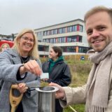 Spatenstich für den Erweiterungsbau der Gesamtschule Gänsewinkel in Schwerte: Schulleiterin Eva Graß-Marx und ihr Stellvertreter Andreas von Maier stecken ein Bild vom offiziellen Spatenstich in die Zeitkapsel.